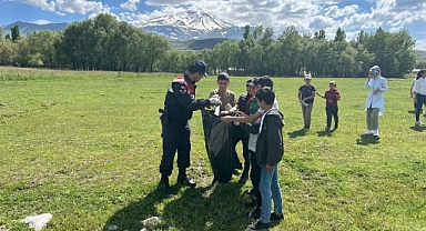 Jandarma Patnos’taki öğrencilerle birlikte çöp topladı
