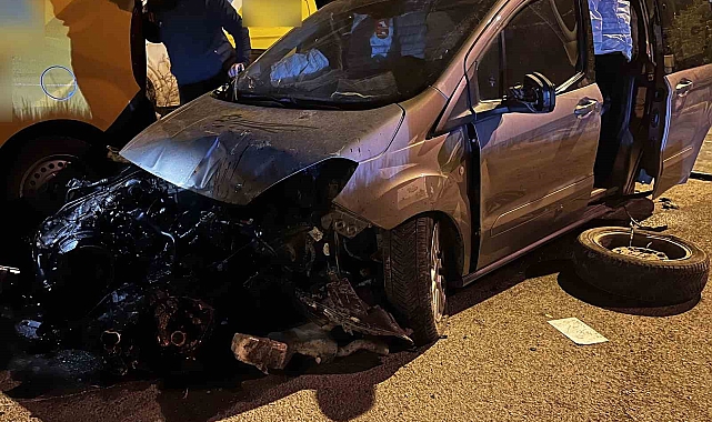 Kaldırıma çarpan araç hurdaya döndü