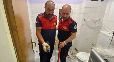 Karga yavrusu kurtarıldı havalandırma boşluğuna sıkışmıştı