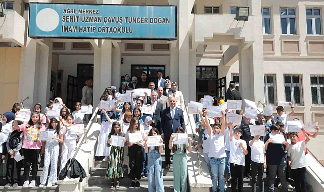 Karnelerini Vali Koç'tan aldı Ağrı'lı öğrenciler