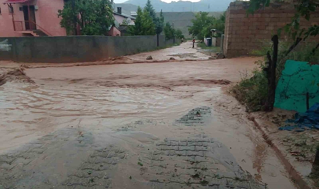 Kars Kağızman'da sel çok sayıda ev ve ahırı yıkıtı