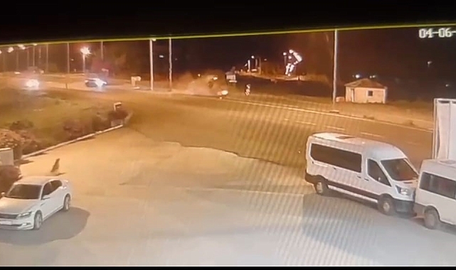 (Kaza Anı Videosu) Önündeki Araca Çarpan Otomobil Takla Attı: 2 Yaralı