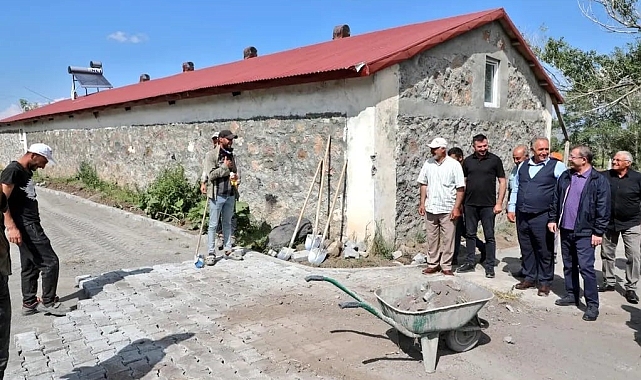 Köy yolları parke taşları ile döşeniyor