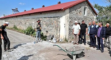 Köy yolları parke taşları ile döşeniyor