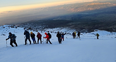 (Videolu Haber) Kurban Bayramı'nda Ağrı Dağı'na tırmandılar