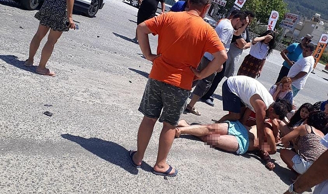 Kuşadası’nda motosiklet otomobile çarptı: 2 yaralı