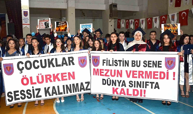 Liseli öğrenciler mezuniyette İsrail’i protesto etti