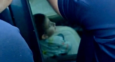 Malatya'da otomobilde mahsur kalan çocuğu itfaiye kurtardı