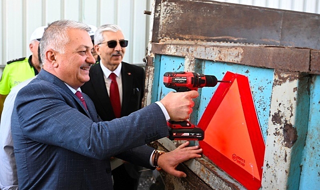 Malatya'da, traktör sürücülerine reflektör dağıtıldı
