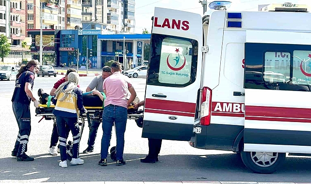 Malatya'da virajı alamayan sürücü refüje çıktı, 2 yaralı