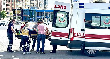 Malatya'da virajı alamayan sürücü refüje çıktı, 2 yaralı