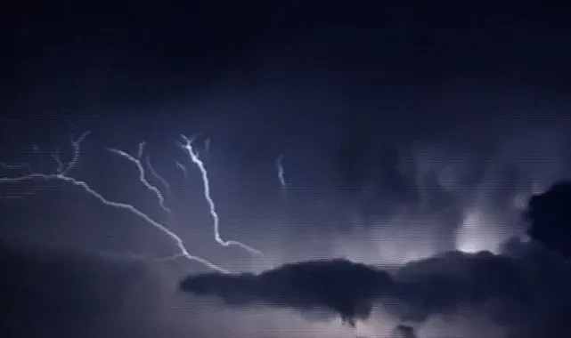 Meteoroloji uyarmıştı! Erzincan'da şiddetli sağanak etkili oldu... Şimşekler geceyi aydınlattı