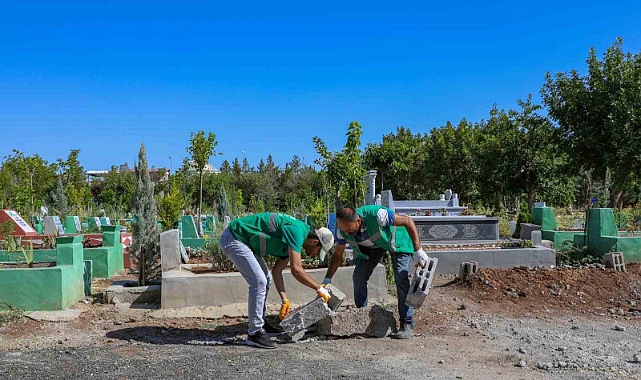 Mezarlıklarda bayram temizliği