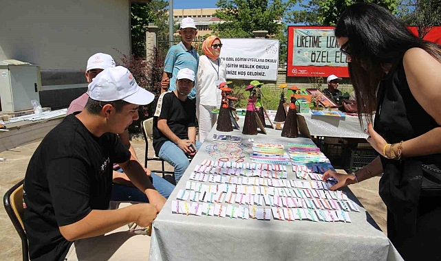 Muş'ta özel öğrencilerin el emeği göz nuru eserleri görücüye çıktı