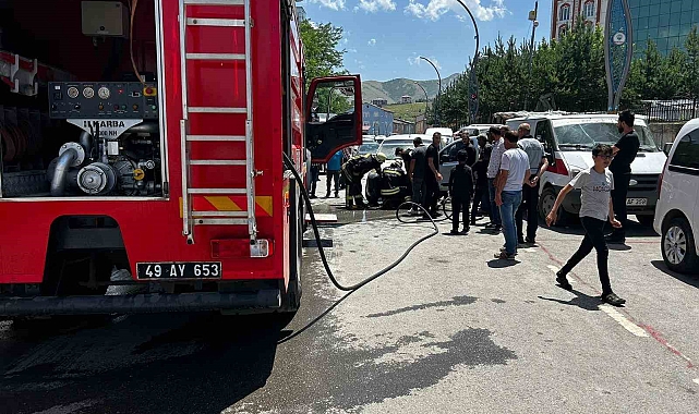 Muş'ta park halindeki araçta yangın çıktı