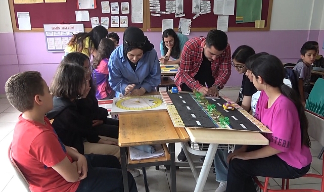 Öğretmen adayları, tasarladıkları ahşap materyallerle matematiği eğlenceli hale getirecek