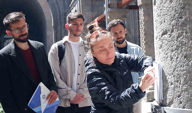 Onların röntgenini çekiyorlar, Tarihi binalarda ders işliyorlar