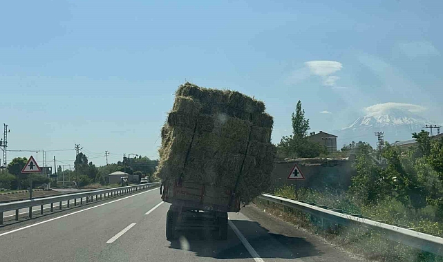 Ot yüklü traktör tehlike saçtı