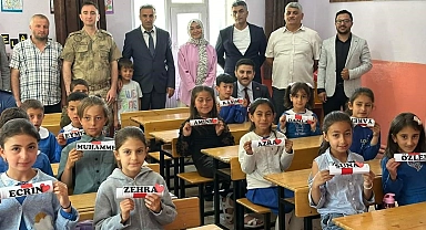 Özalp Kaymakam Bulut öğrencilere karnelerini dağıttı