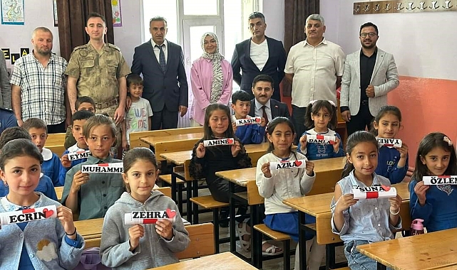 Özalp Kaymakam Bulut öğrencilere karnelerini dağıttı