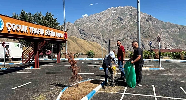 Parklarda temizlik çalışması sürüyor