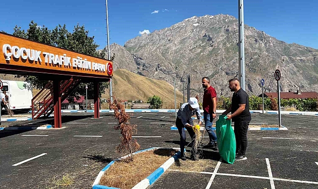 Parklarda temizlik çalışması sürüyor