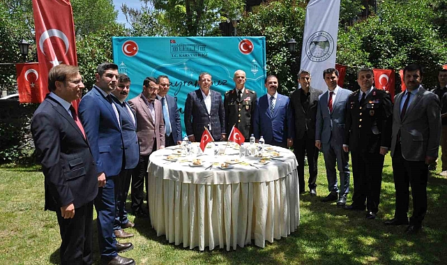 Protokol bayramlaştı Kars'ta