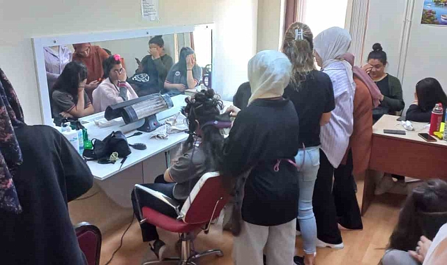 Saç bakımıyla öğrencileri sevindirdi Kursiyerler