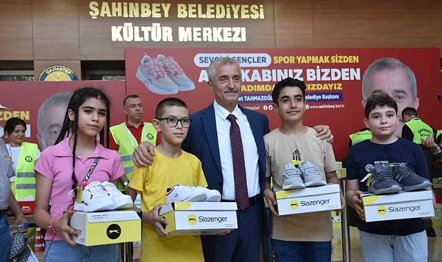 Şahinbey’den öğrencilere karne hediyesi