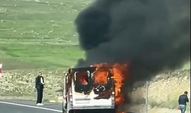 Sarıkamış'ta seyir halindeki ticari araç alev alev yandı
