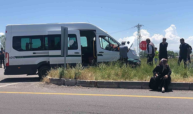 Selim'de minibüs orta refüje çıktı