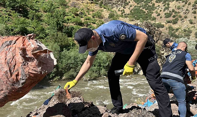 Şemdinli-Derecik yolu 40 yıl aradan sonra çöplerden arındırıldı
