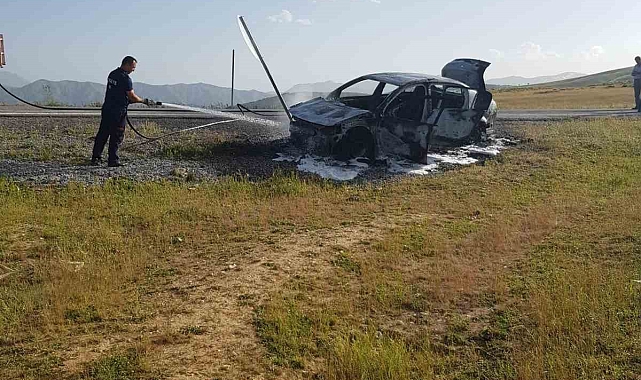 Seyir halindeki araç yanarak kullanılamaz hale geldi