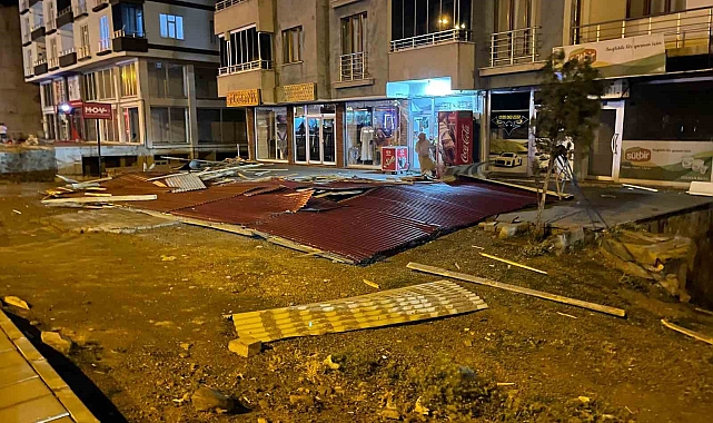Şiddetli rüzgar binanın çatısını uçurdu