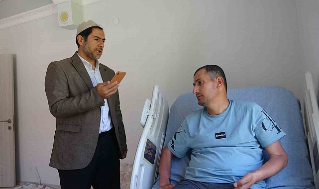 Tatvanlı imam camiye gelemeyen engelli vatandaşların evlerine giderek hutbe okuyor