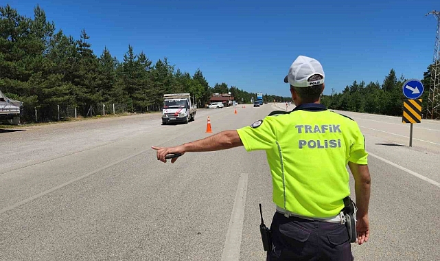 Trafik ekiplerinden bayram tatilinin son gününde sıkı denetim