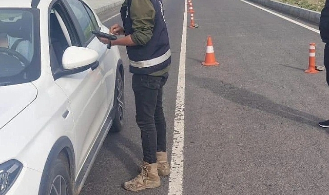 Trafik uygulamaları sürüyor Kars'ta