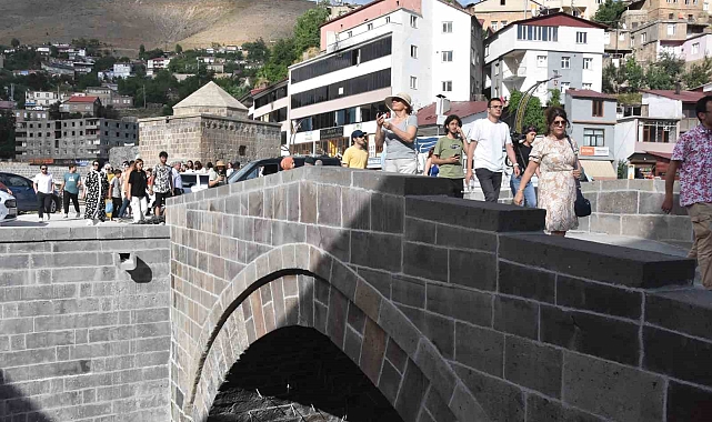 Turistik Tatvan Treni'nin yolcuları Bitlis'in doğal ve tarihi mekanlarını gezdi