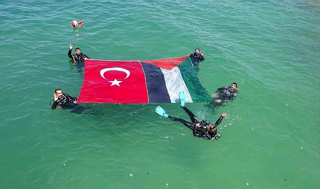 Türk ve Filistin bayrakları açıldı Van Gölü'nün yüzeyinde