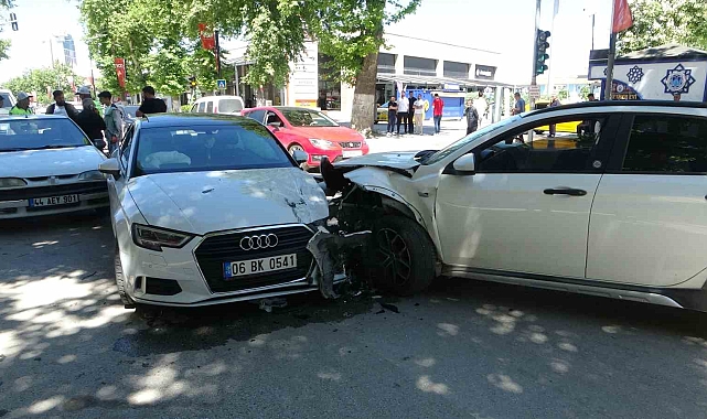Üç aracın karıştığı kazada 1 kişi yaralandı