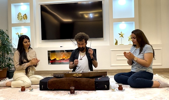 Ümit Bartın, İran'dan gelen misafirlere santur sürprizi!