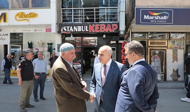 Vali Koç, Iğdır Valisi Turan ile birlikte Ağrı çarşı esnafını ziyaret etti