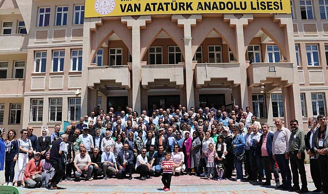 Van Atatürk Lisesi mezunları bir araya geldi