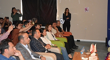 Van'da öğrenciler İngilizce tiyatro gösterisi yaptı