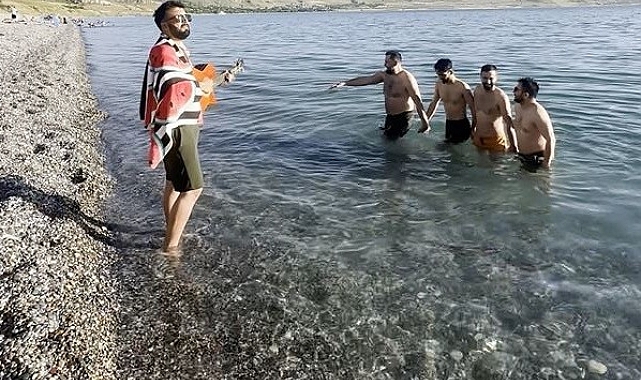 Van Gölü yüzme sezonunu açtı