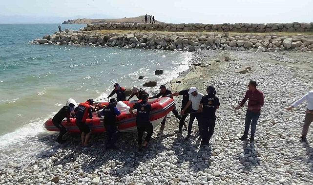 Van Gölü'nde kaybolan genci arama çalışmalarına olumsuz hava şartları nedeniyle ara verildi