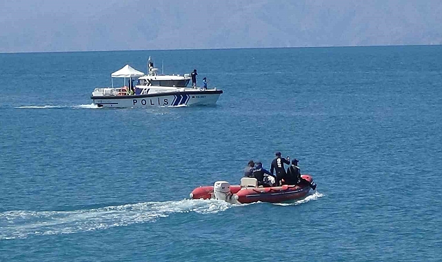 Van Gölü'nde kaybolan gencin arama çalışmaları dördüncü gününde sürüyor