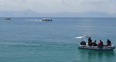 Van Gölü'nde ki kayıp şahıs için çalışmalar beşinci günde de devam ediyor