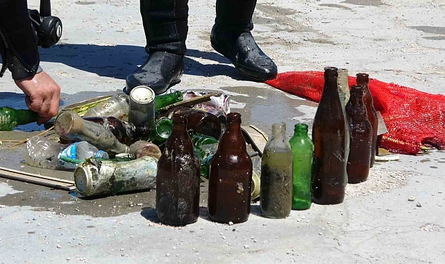 Van Gölü'ne dalış yapan dalgıçlar 10 dakikada çok miktarda çöp çıkardı