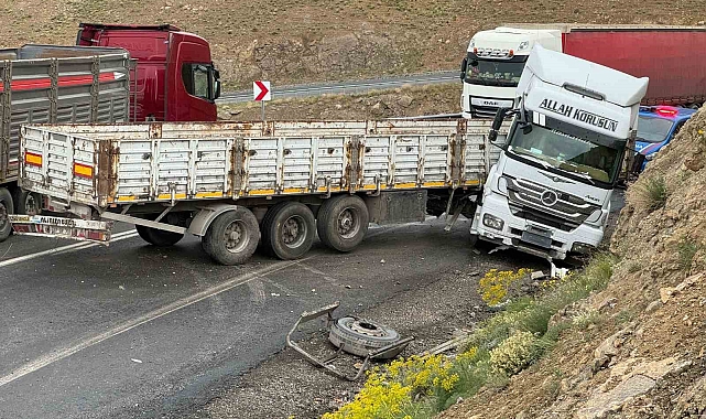 Van'da  iki tır kafa kafaya çarpıştı: 2 yaralı